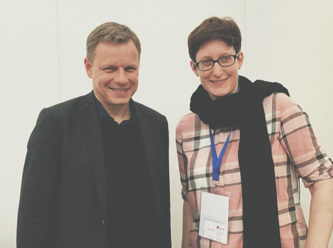 Jurist und Verleger M. Oswald im Gespräch Buzzaldrins Bücher